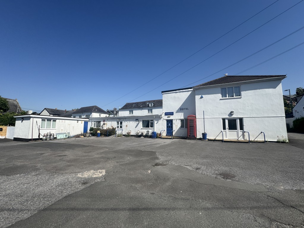 Lot: 80 - SUBSTANTIAL FOURTEEN-BEDROOM HOTEL AND INN CLOSE TO DARTMOOR NATIONAL PARK - Rear view of the property from car park